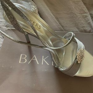 Bakers 7.5 grey criss cross heels